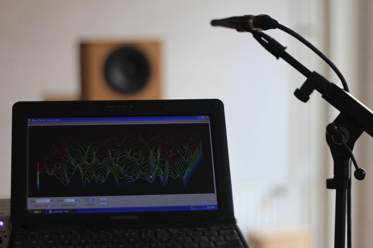 Foto van een laptop en microfoon die een meting uitvoeren